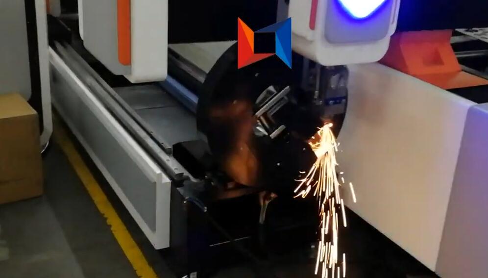 領秀激光LXF1530光纖激光切割機切割直徑70mm方形不銹鋼管